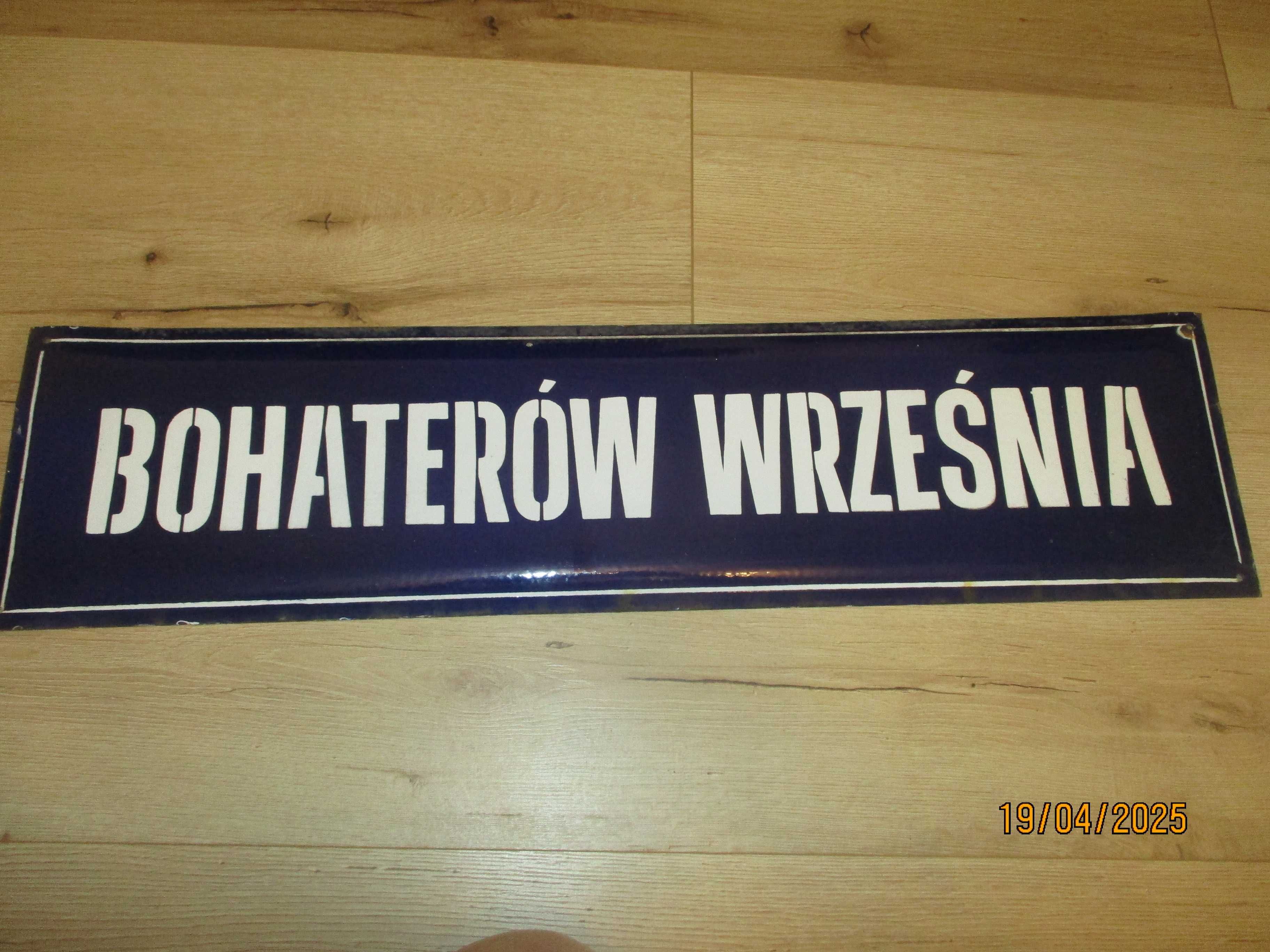 Stara emaliowana tablica z nazwą ulicy Bohaterów Września
