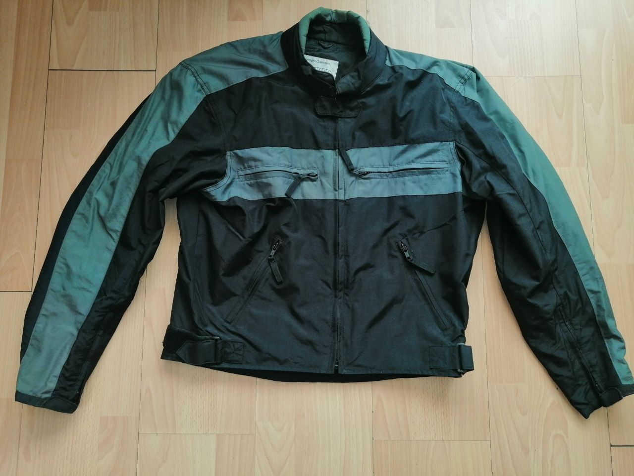 Kurtka w stylu moto.
