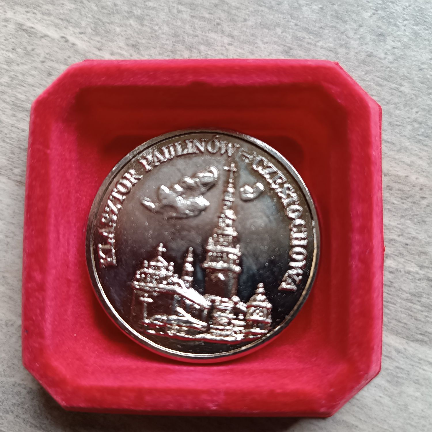 Medal Jan Paweł II i klasztor Paulinów