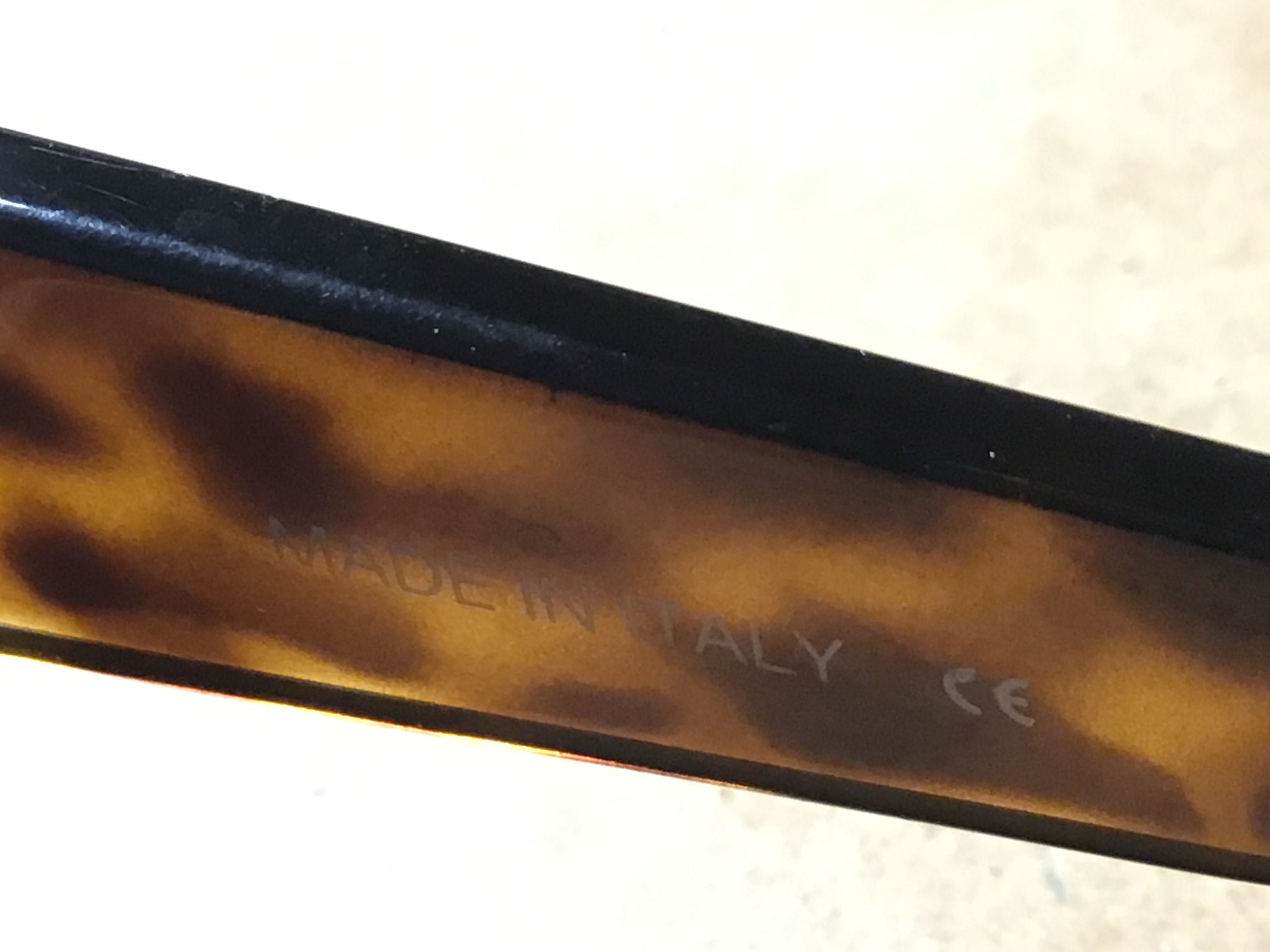 Óculos de sol, armação tartaruga, com lentes castanhas