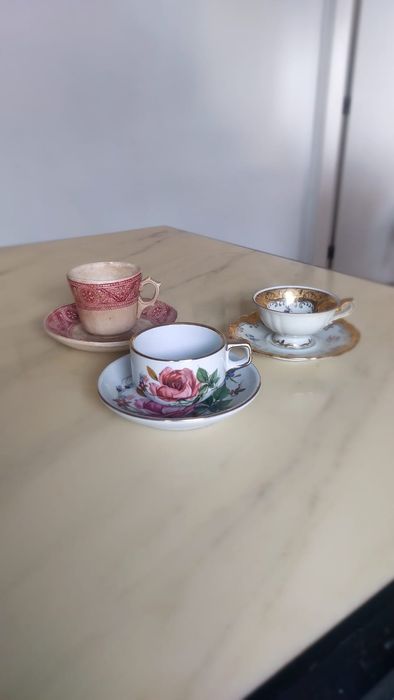 Conjunto de 3 chávenas de café antigas.