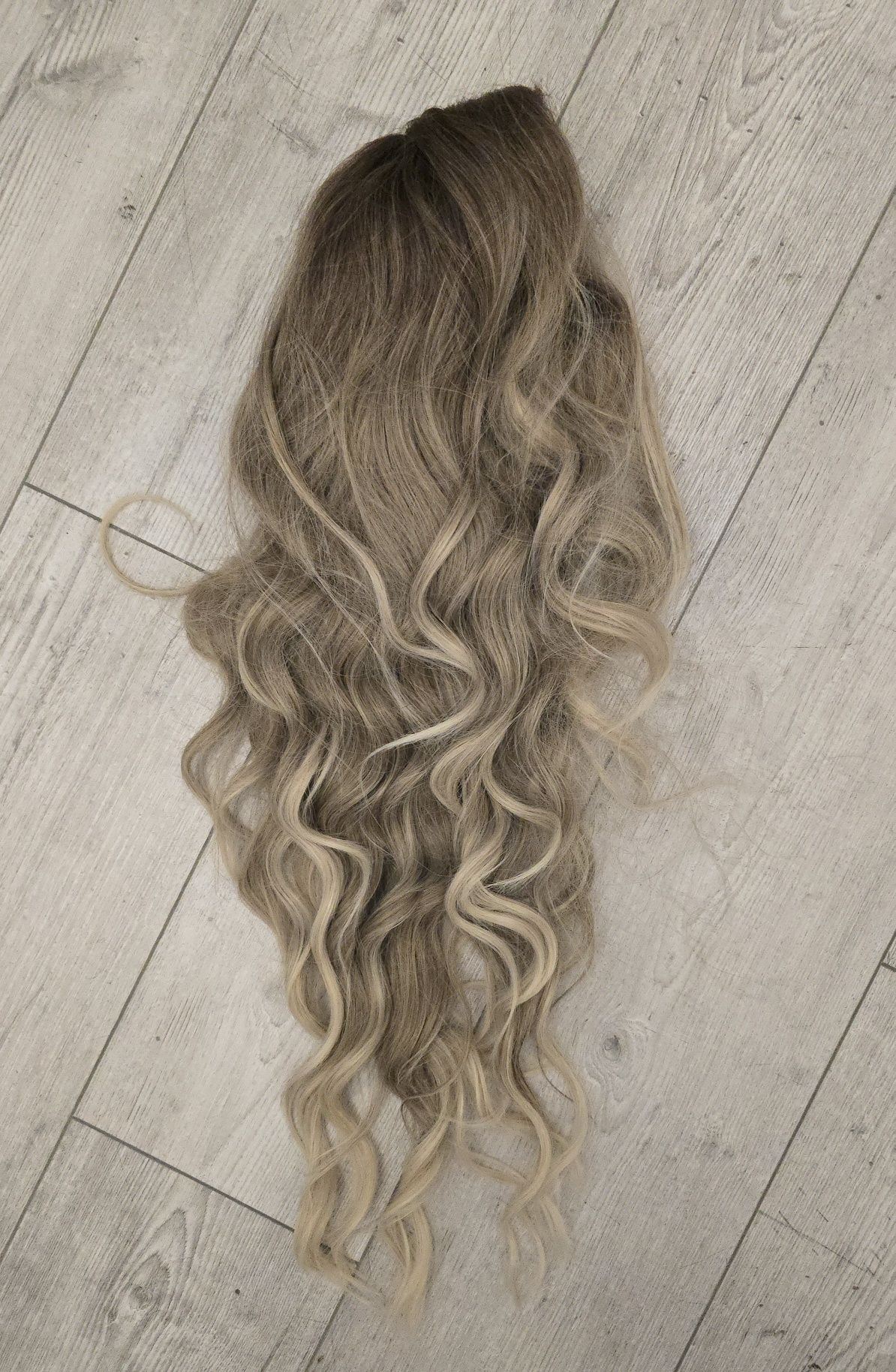 Peruka ombre blond beż pofalowana kręcone włosy