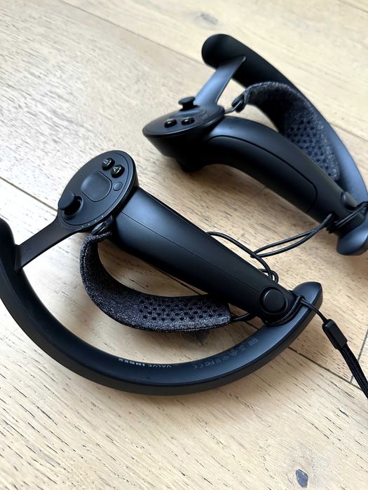 Varjo Aero okulary VR + kontrolery Valve Index + 2 stacje bazowe