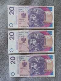 Trzy banknoty 20 zł z kolejnymi po sobie numerami seryjnymi
