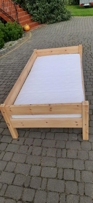 Łóżko sosnowe z materacem