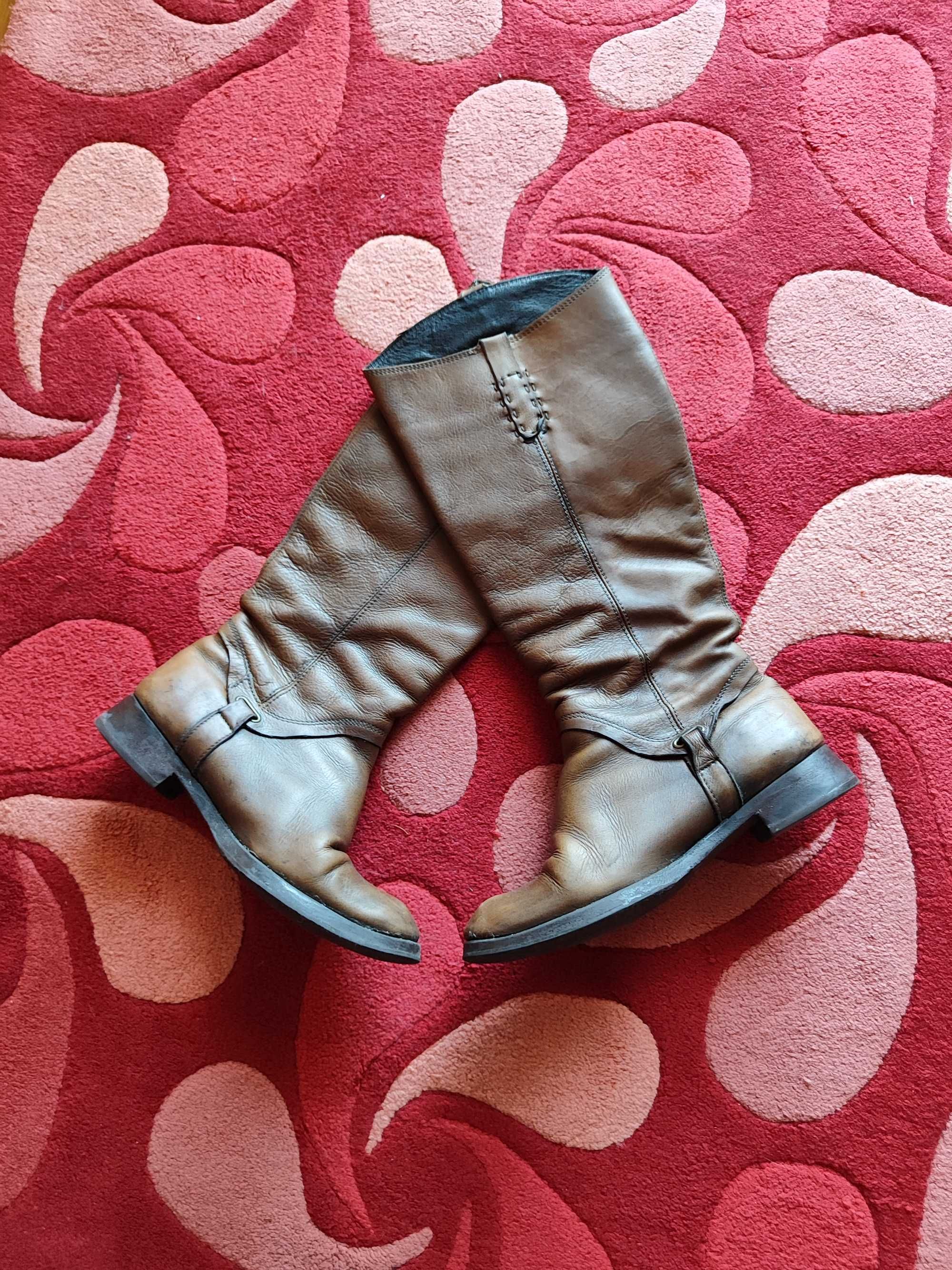Botas cano alto em pele