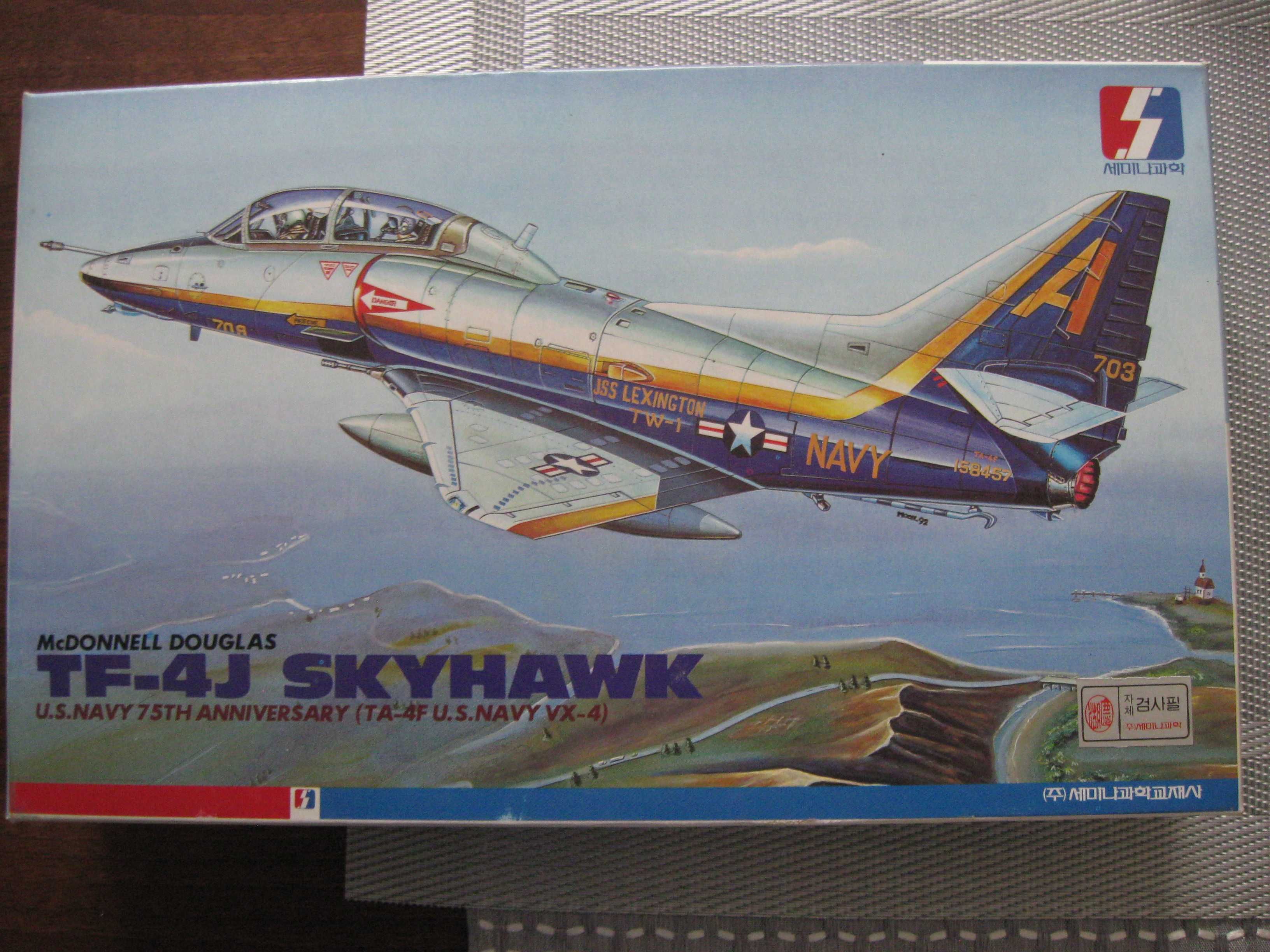 TF-4 J Skyhawk 1:72