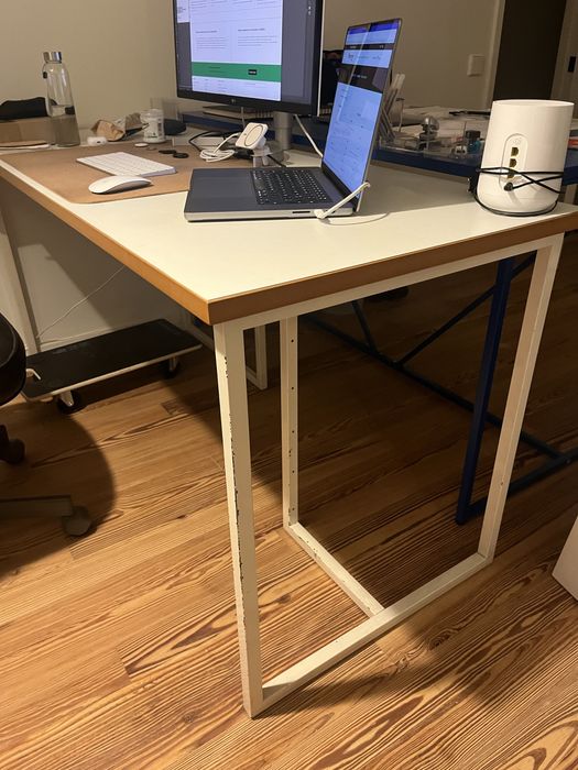 Mesa de escritorio com armario