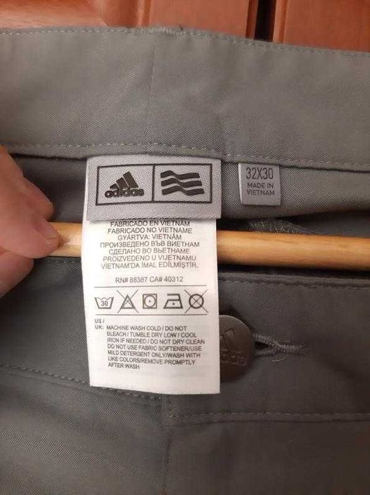 Чиноси у стилі спорт-шик Adidas