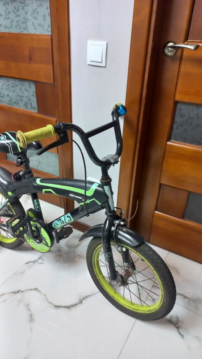 Велосипед дитячий з допоміжними колесами