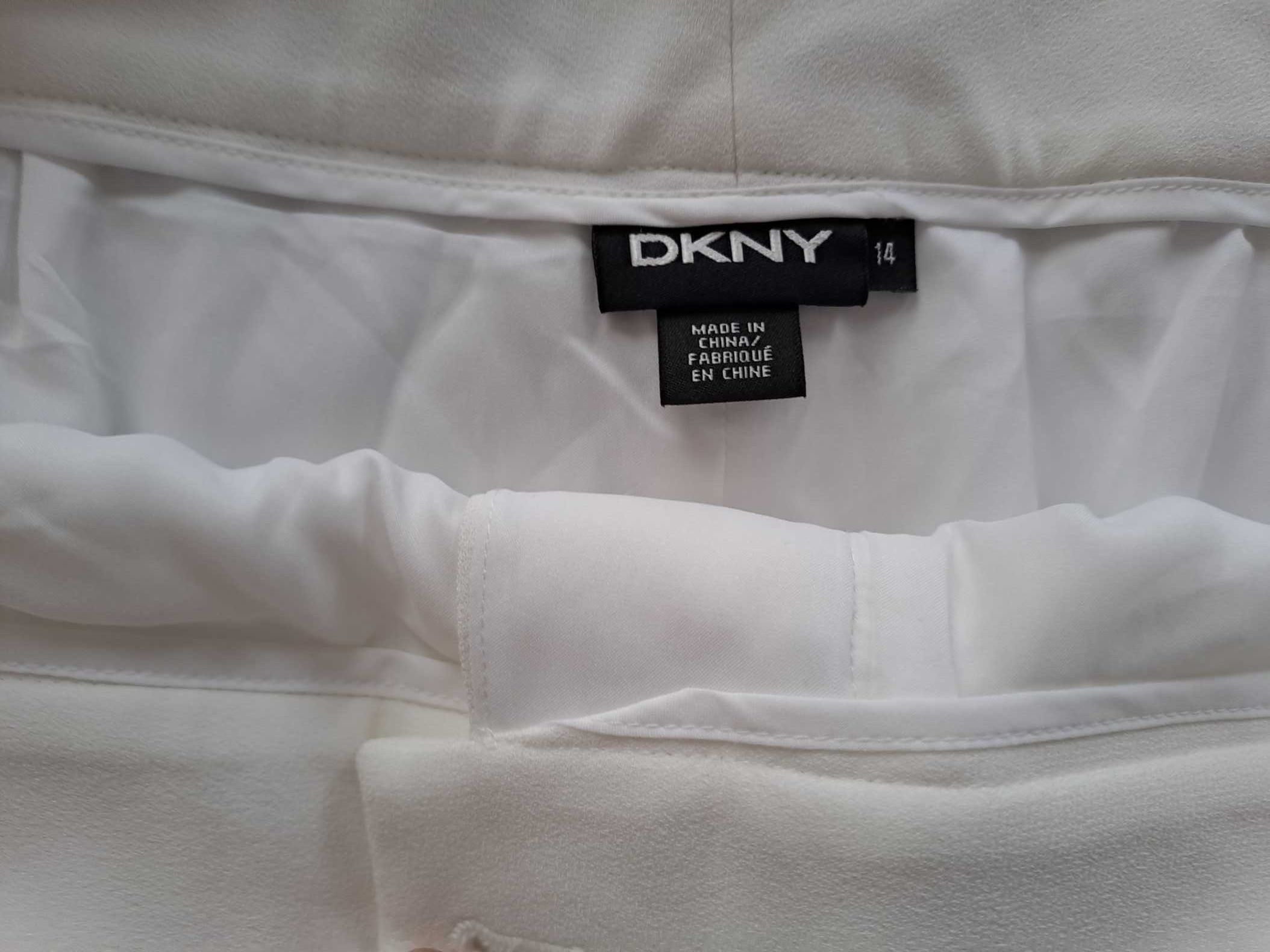 Calças brancas. DKNY. Tamanho 44