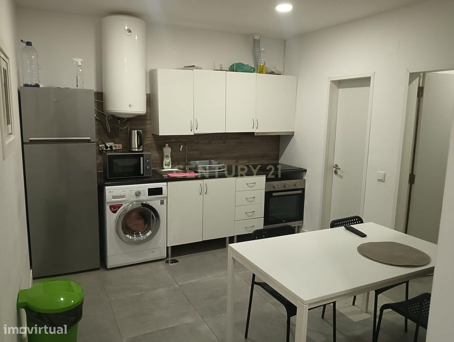 Loja de 103m2 dividida em 2 estúdios Habitação - T3 + T0 - Possibilida