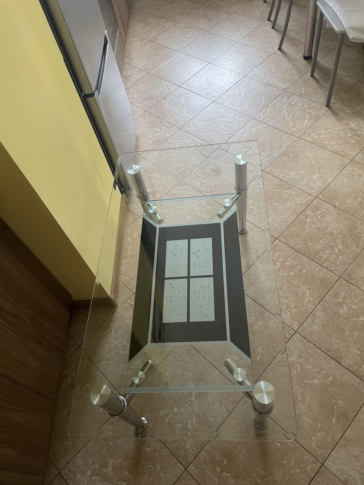 Stoliczek ze szkła