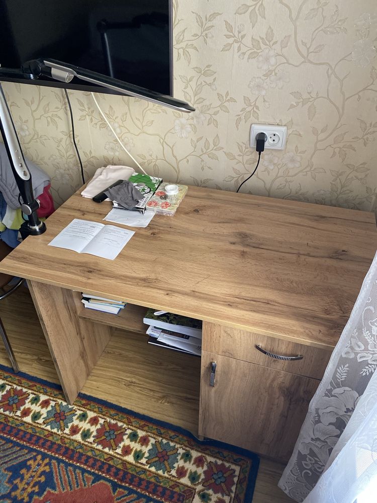 Стіл робочий.