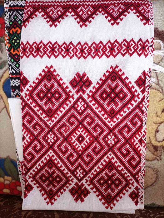 Сорочка дитяча на 5-6 років. Плаття жіноче 38р. Рушники низинкою.