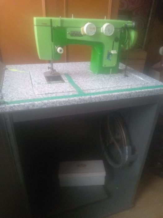 Машинка швейна ніжний привід