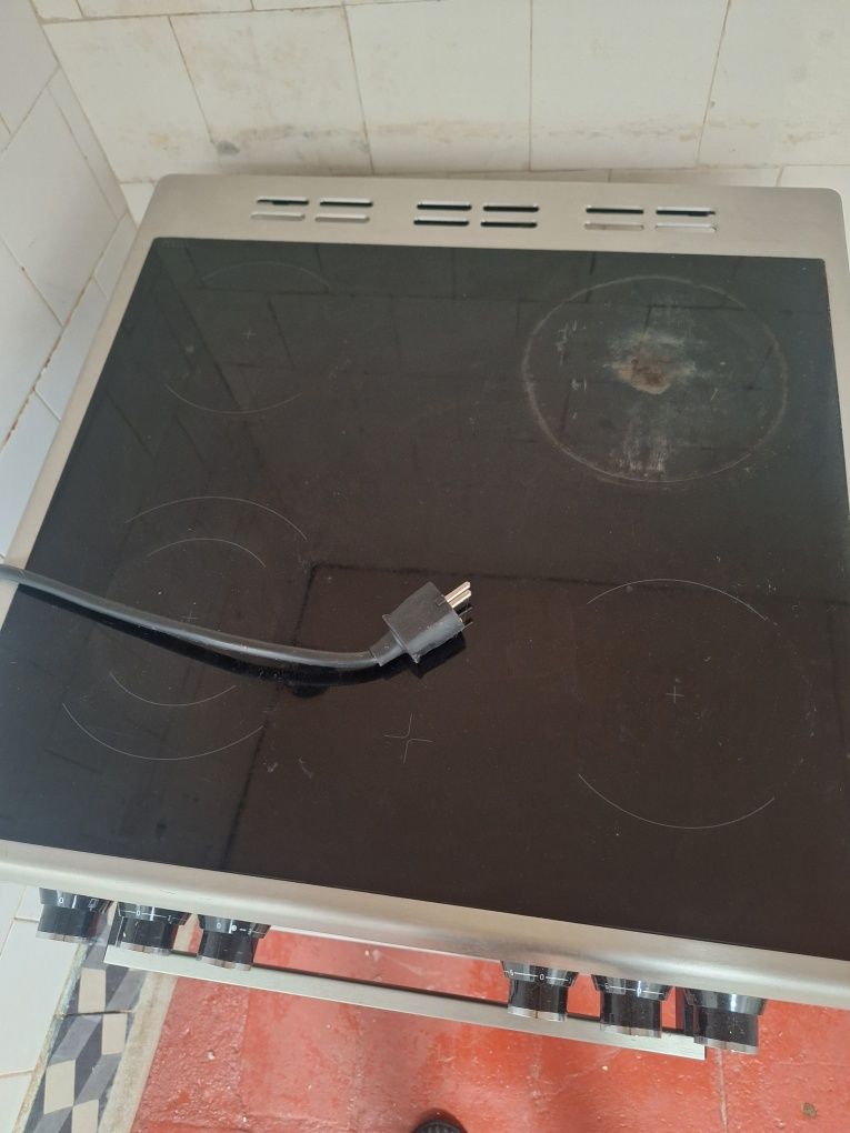 Vendo fogão com forno eléctrico belko em óptimo estado por 50 euros