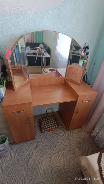 Трюмо, столик для макияжа.