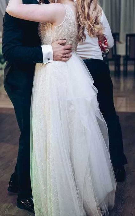 Błyszcząca suknia ślubna