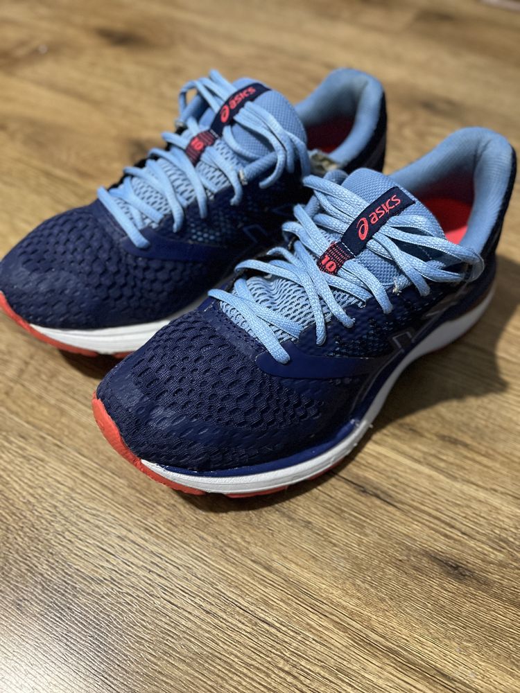 Кросівки asics.