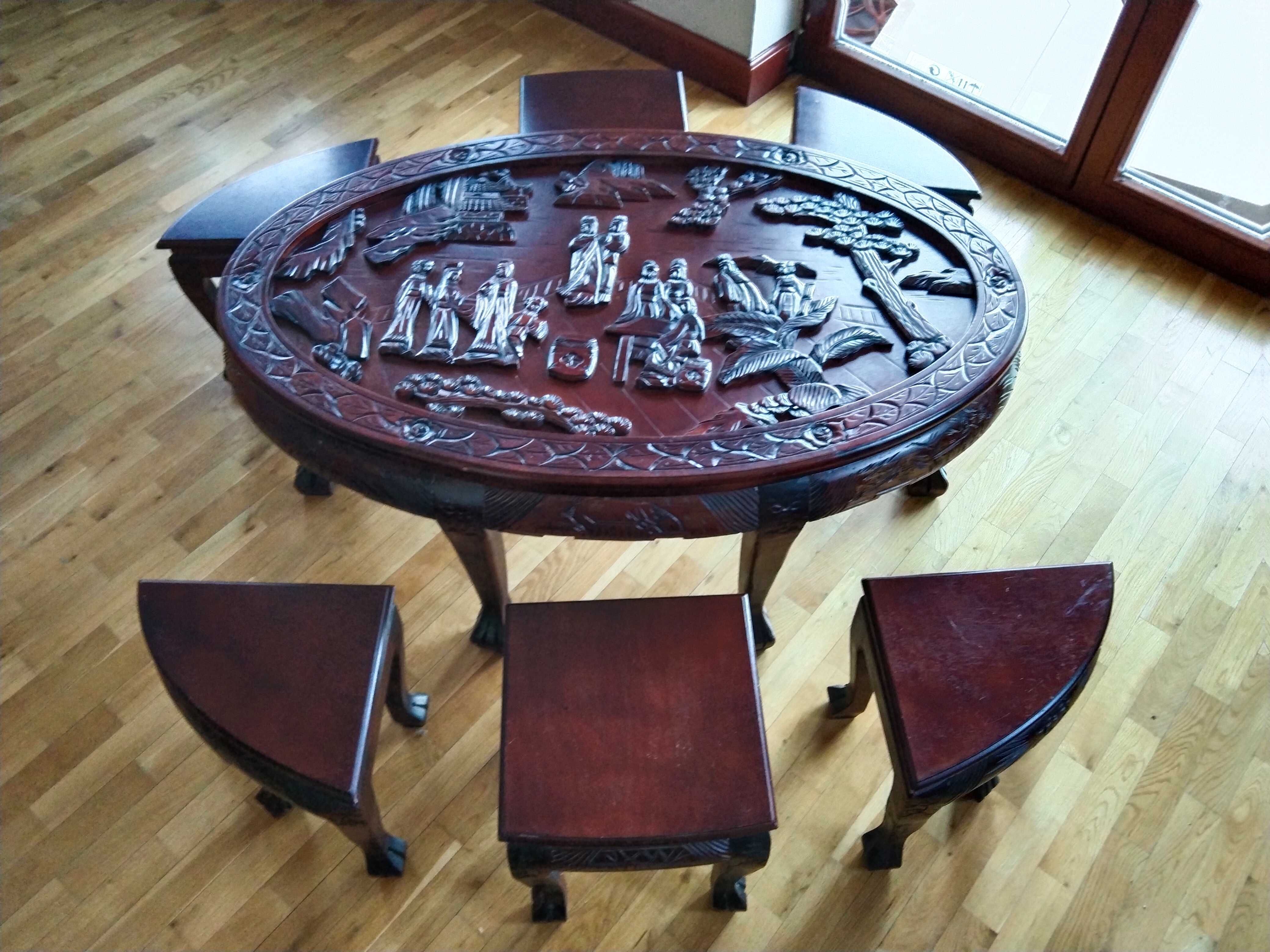 ręcznie rzeźbiona w drewnie egzotycznym ława z szybą i 6 stołków