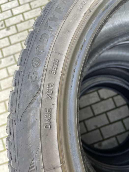 4 Opony zimowe Goodyear UltraGripv104V 255/45/19