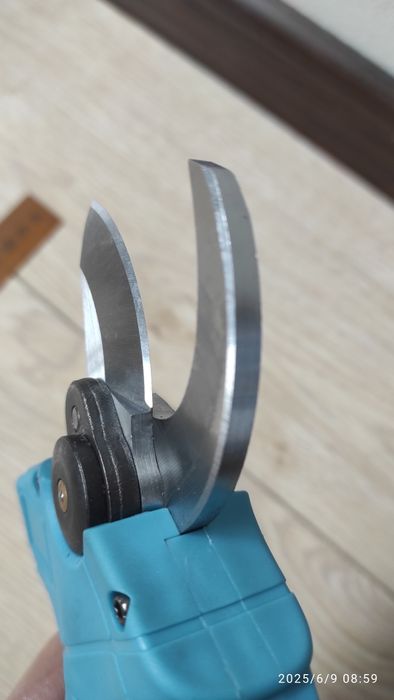 Садовий секатор акумуляторний