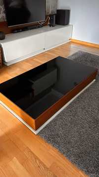 Mesa de centro em madeira com gaveta e vidro preto