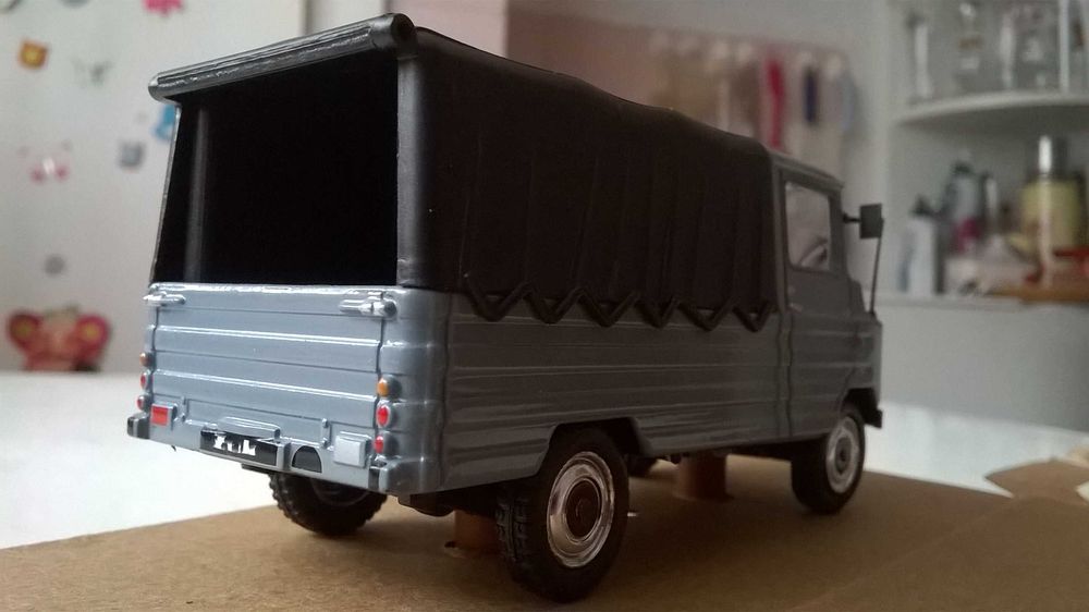 ŻUK - model auta z lusterkami bocznymi i anteną radiową w skali 1:43