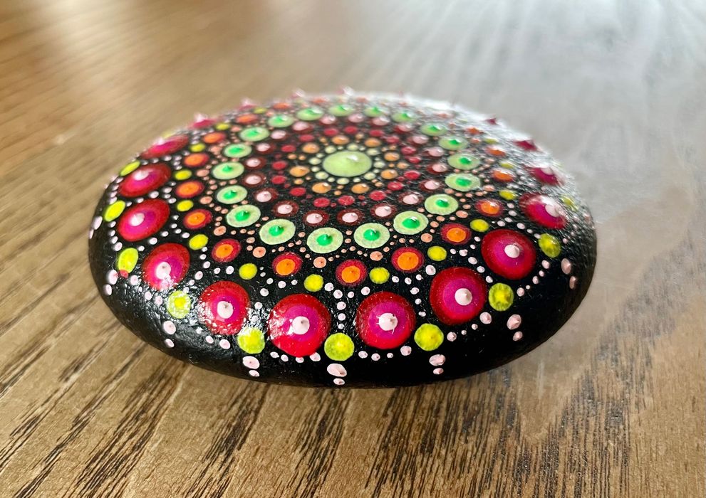 Mandala em pedra pintada à mão - dot mandala stone