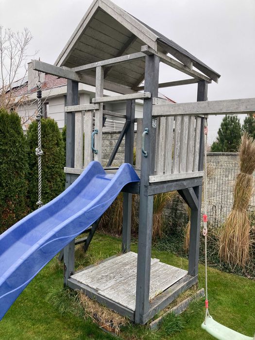 Domek ogrodowy ze zjeżdżalną, piaskownicą i huśtawkami
