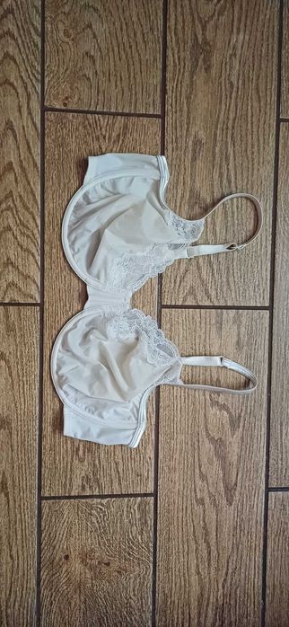 Kremowy biustonosz Marks & Spencer r. 90 D