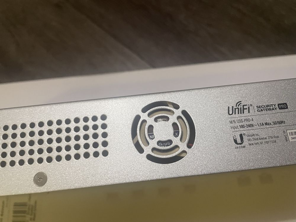 Маршрутизатор Ubiquiti USG-PRO-4