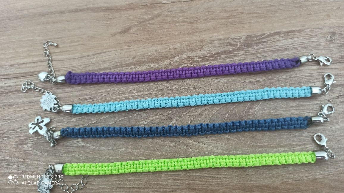 Bransoletki plecione ze sznurka biżuteryjnego z zawieszką. Handmade.