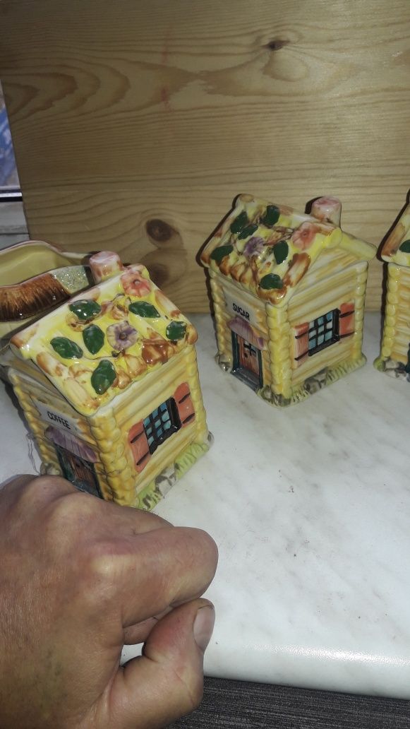Посуда чая,кофе, сахар, сливки.