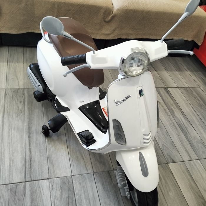 Vespa infantil elétrica