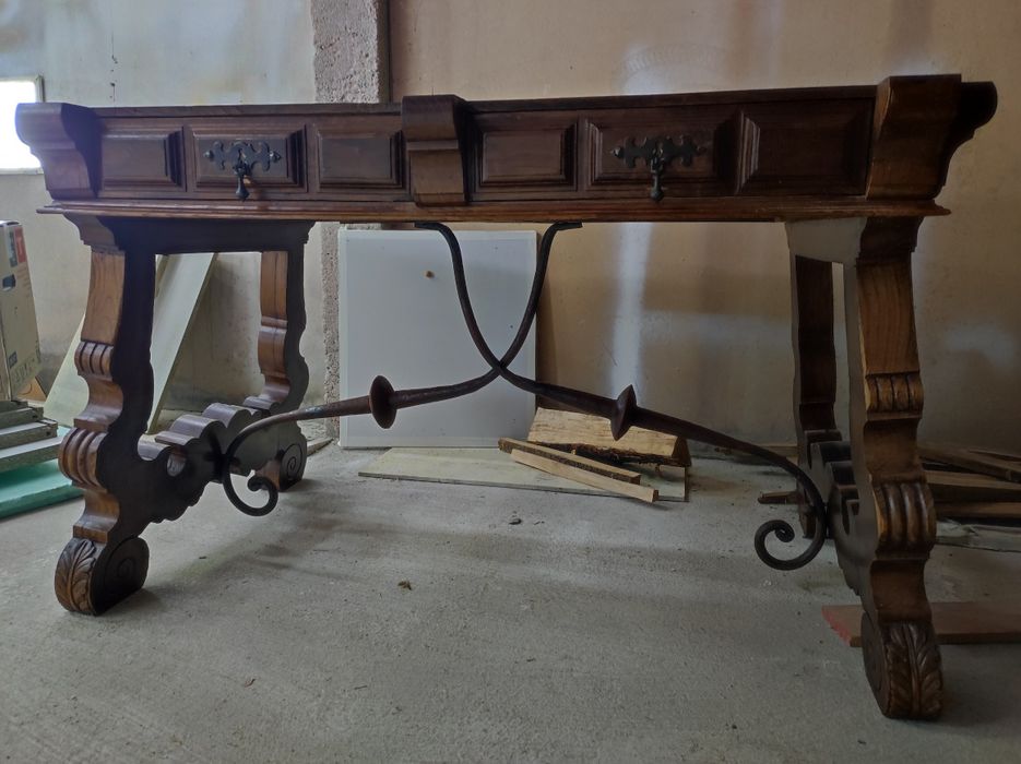 Mesa em madeira maciça