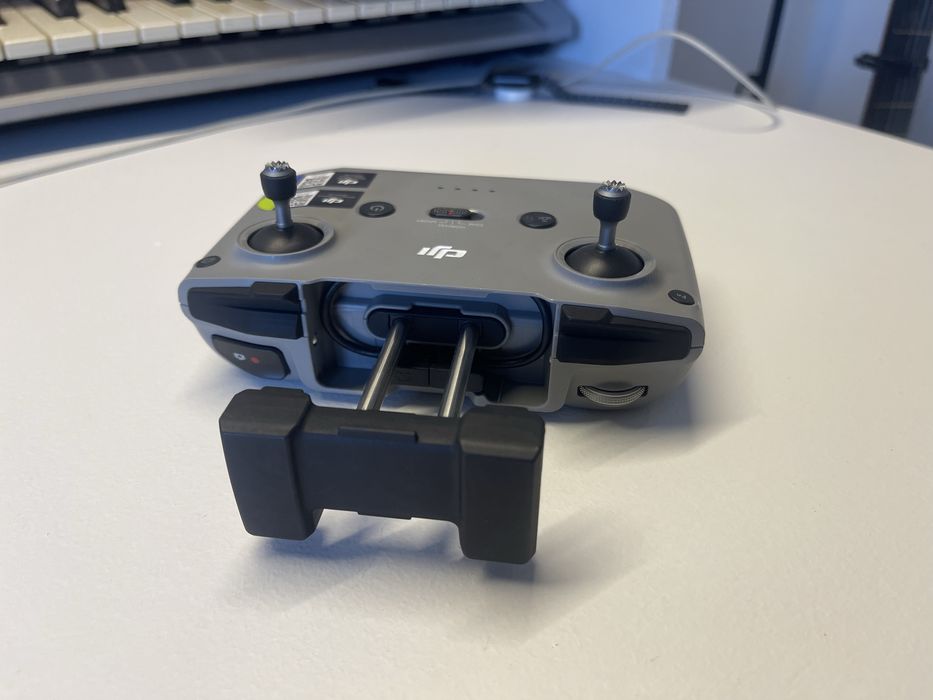 Dron z pilotem i bateria