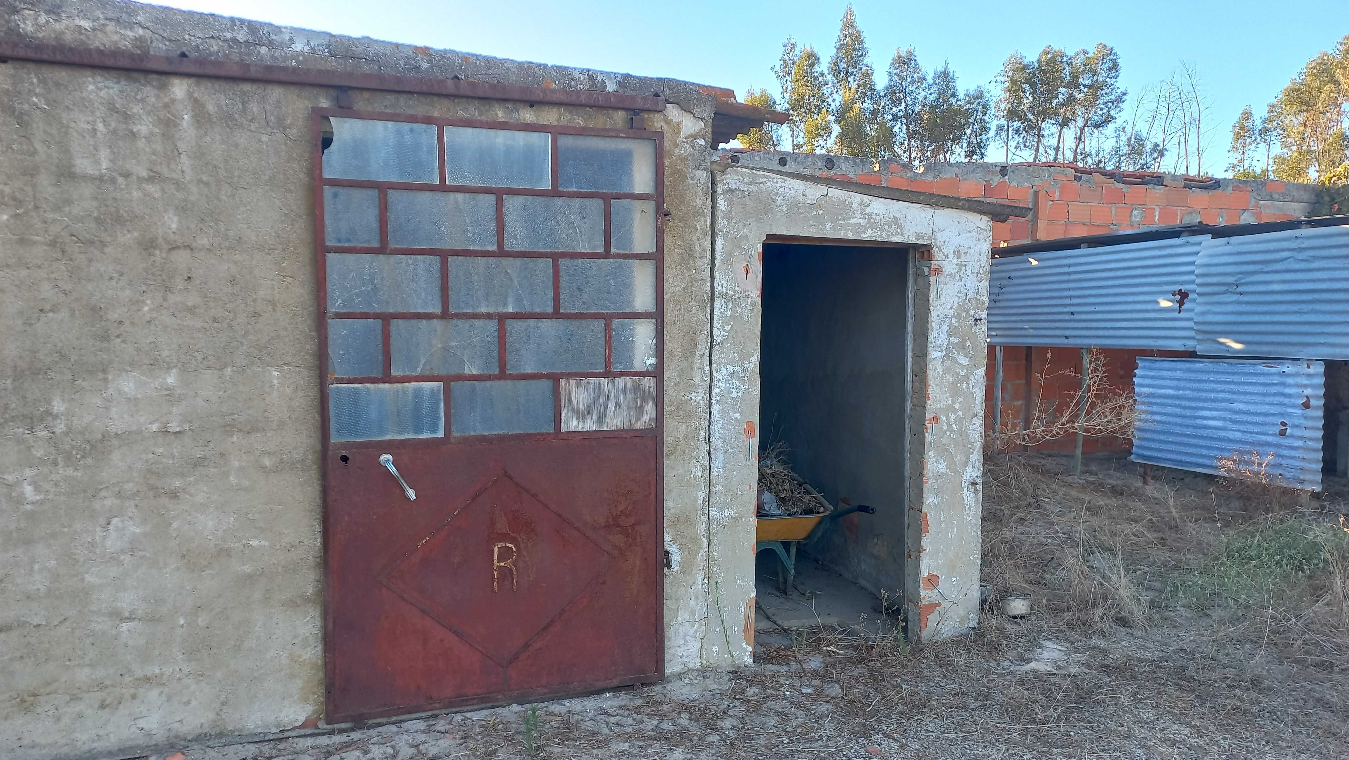 Terreno com habitação e arrecadações situado na Cilha Do Centeio