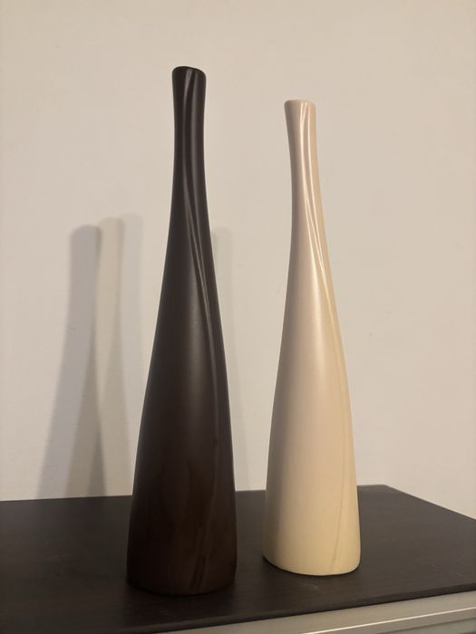 Zestaw dwóch porcelanowych wazonów dekoracyjnych