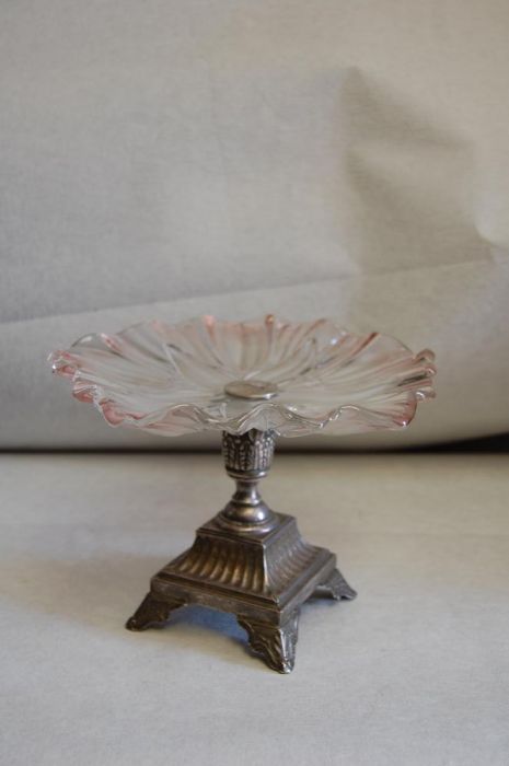 Patera szklana z podstawą srebrną , sygn. wys. 20 cm.