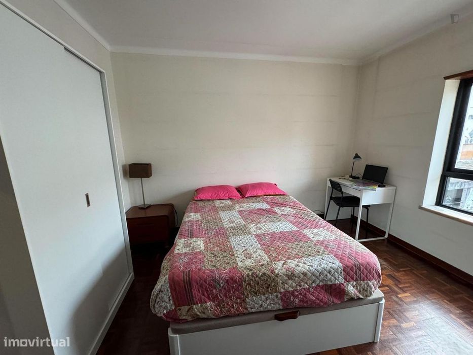 735102 - Quarto com cama de casal em...