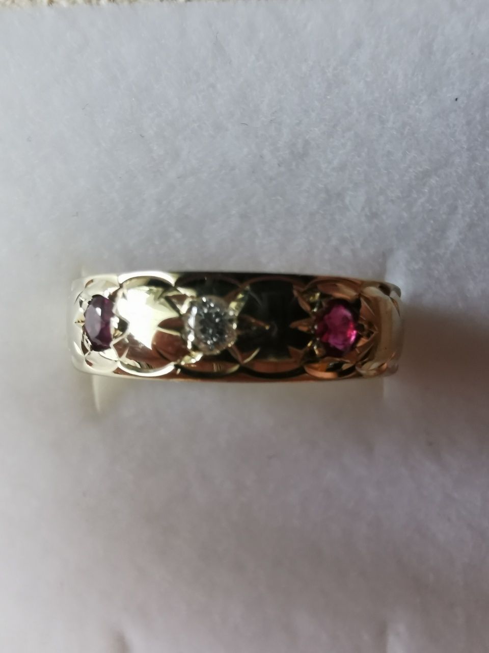 Złoty pierścionek ala obrączka wysadzana brylantem i rubinami