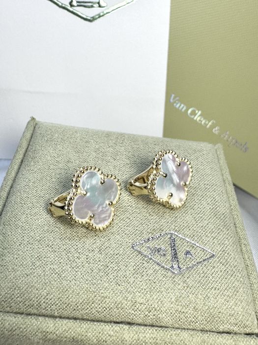 Золоті сережки з перламутром у стилі Van Cleef
