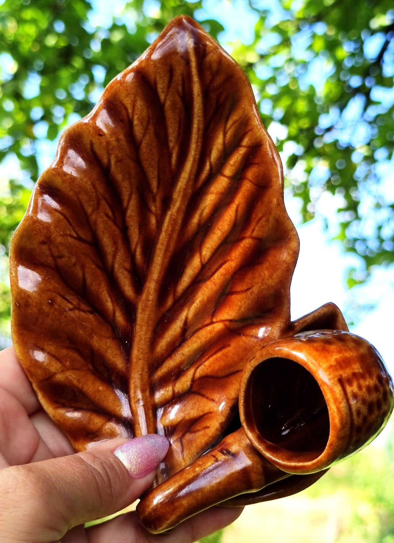 Popielniczka ceramiczna liść z fajka. Szkliwiona prl