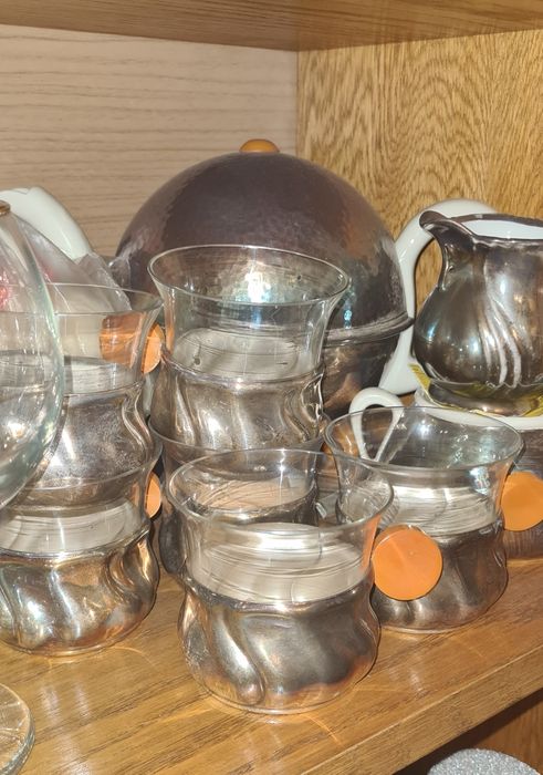 Komplet szklanek dzbanek w srebrzonych uchwytach lata 50: Ince belli