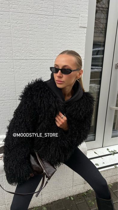 Шубка лама чорного кольору