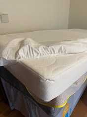 Cama de bebé com colchão e capa protetora