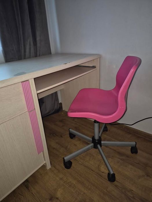 Łóżko, materac, stół oraz krzesło