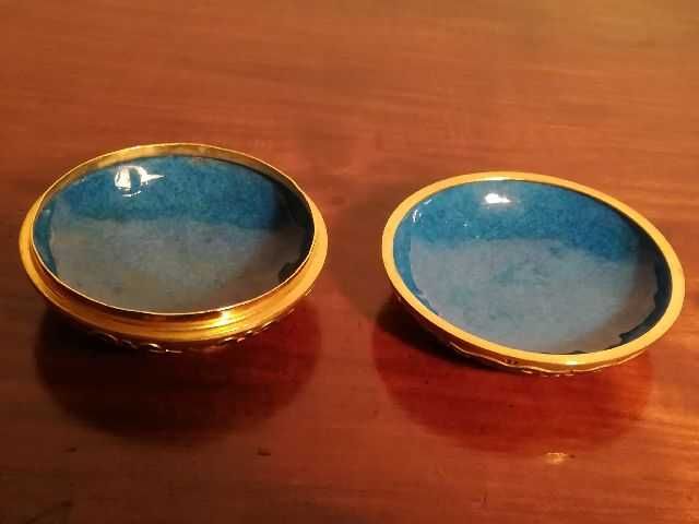 Caixa redonda em metal e loiça com desenhos coloridos em alto-relevo